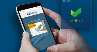 Eine Person hält ein Smartphone mit einer App, die ein Produkt als "authentic" und "verified" bestätigt.