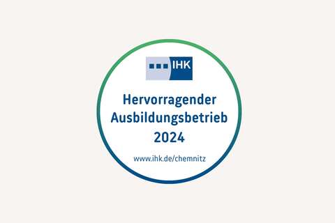 Das Bild zeigt ein IHK-Siegel für einen hervorragenden Ausbildungsbetrieb 2024 mit einer Webadresse für Chemnitz.