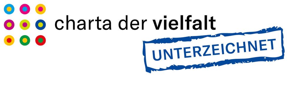 Buntes Logo der Charta der Vielfalt mit dem blauen Stempel "Unterzeichnet" auf weißem Hintergrund.