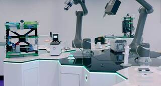 In einem modernen Labor arbeiten kollaborative Roboterarme an einer Hightech-Insel mit integrierten Geräten.
