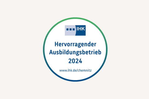 The image shows a circular emblem with "Hervorragender Ausbildungsbetrieb 2024" and the IHK logo, highlighting excellence.